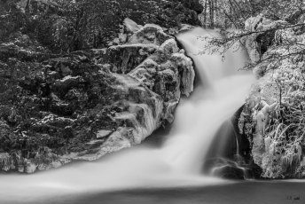 Long exposure of a cascade during winter time in France